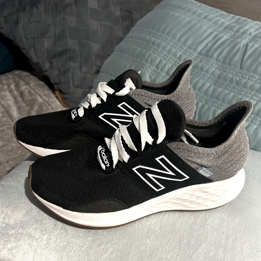 NEW BALANCE Fresh Foam ROAV Women’s size 9 Black and White with Grey heel EUC